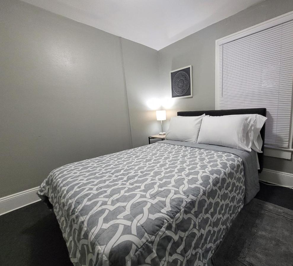 Two Bedroom In Beautiful Downtown Apartment *