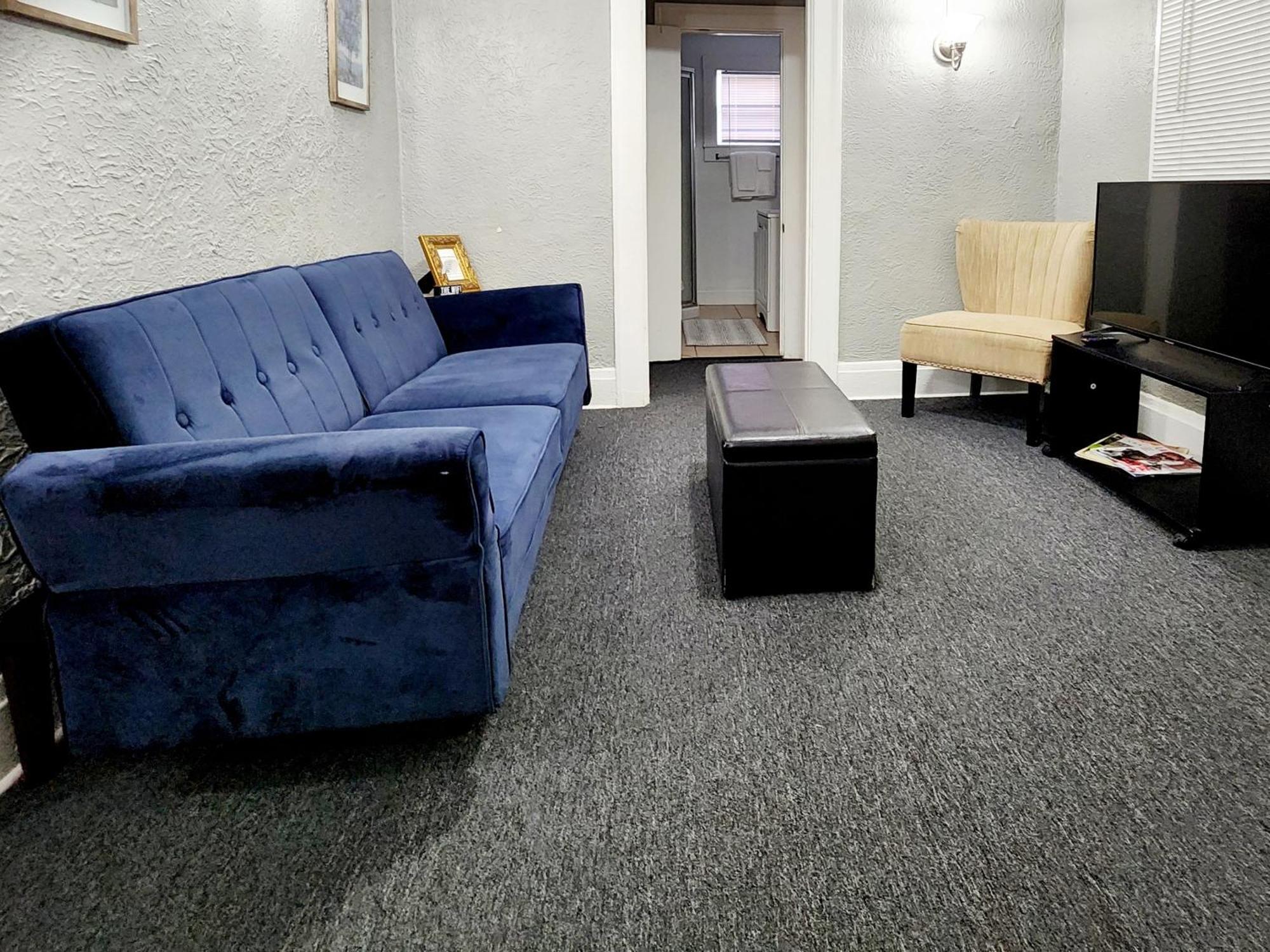 Two Bedroom In Beautiful Downtown * Lakeland