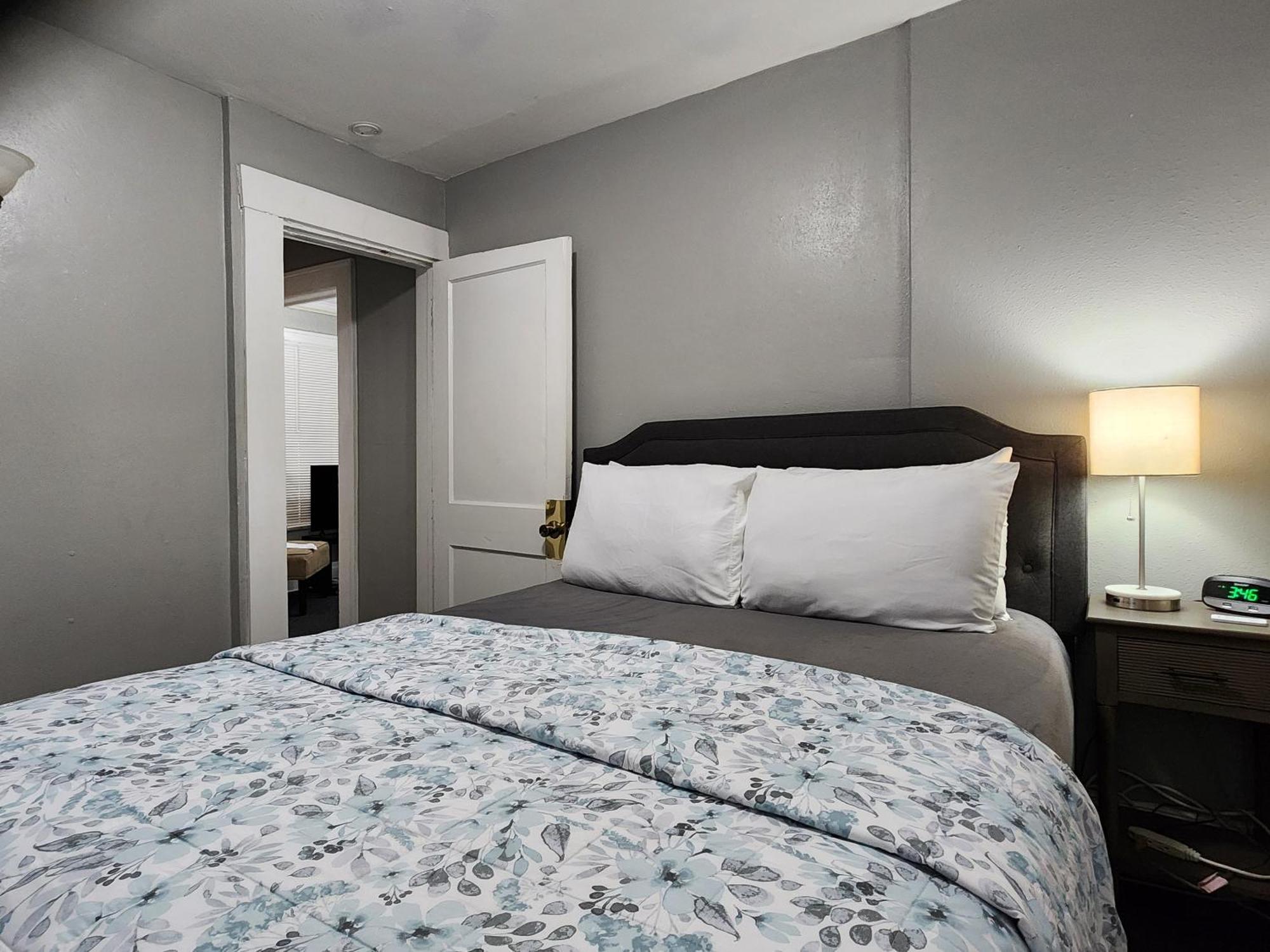 Two Bedroom In Beautiful Downtown *