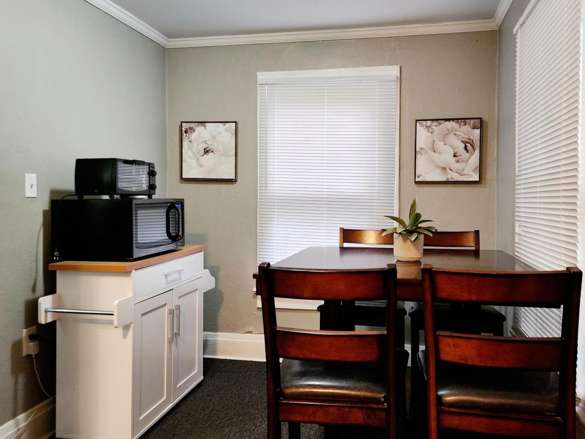Two Bedroom In Beautiful Downtown *